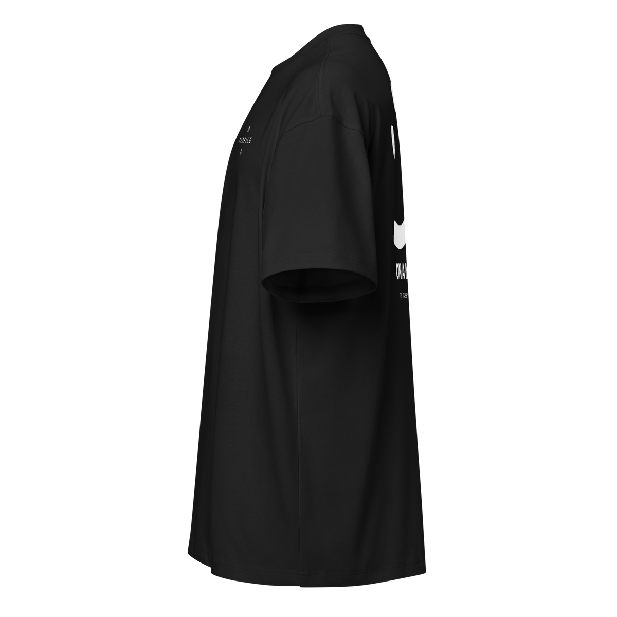 Camiseta boxy ON A MISSION negra, lateral izquierdo