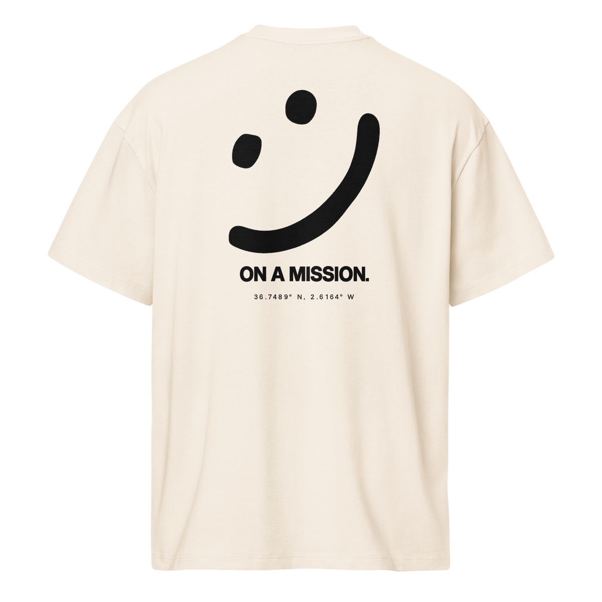 Camiseta boxy ON A MISSION en blanco roto, vista trasera