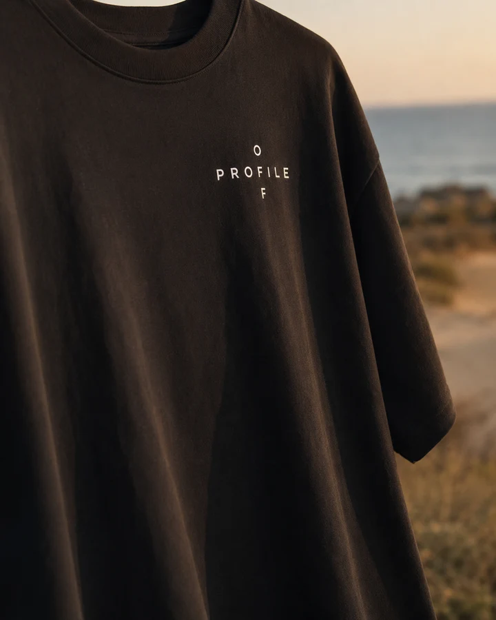 OFF PROFILE 001 — detalle editorial frontal junto al mar
